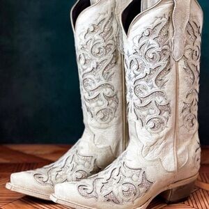 Elegant White Embroidered Women's cowgirl Boots